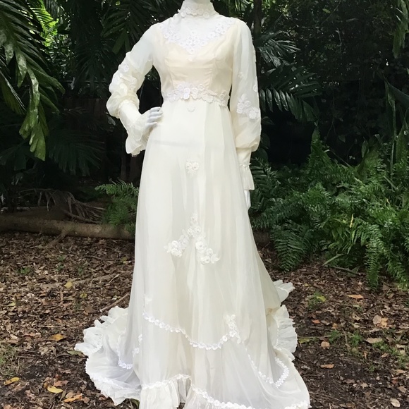 Vintage 70s wedding Dress in silk and satin